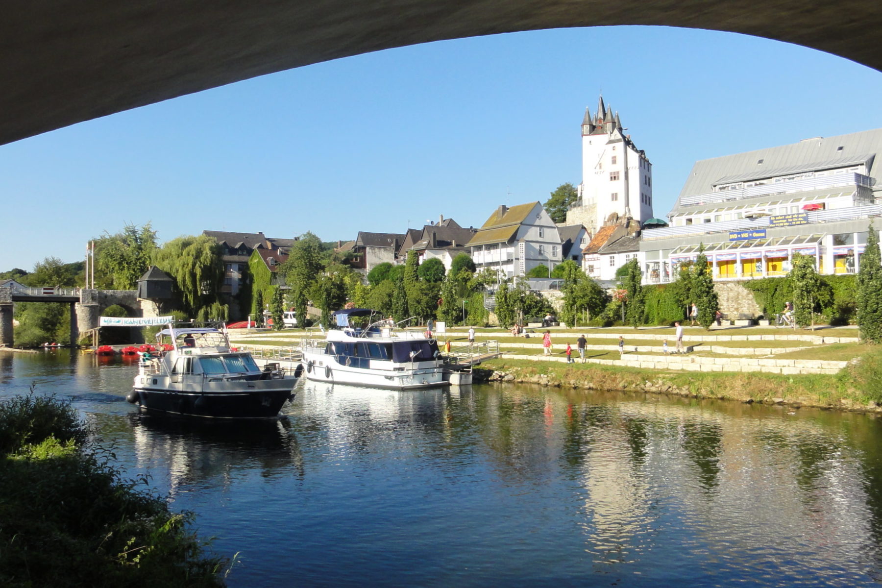 Mit dem Motorboot unterwegs